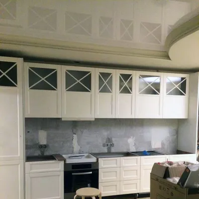 Кухня под потолок: дизайн с высокими антресолями в интерьере