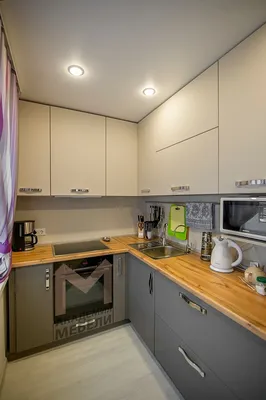 Маленькая угловая кухня для студии в стиле лофт с фартуком в цвет фасадов