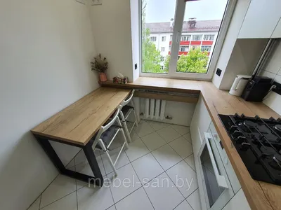 Кухня со столешницей у окна (18 фото), дизайн интерьера кухни со  столешницей под окном | Houzz Россия