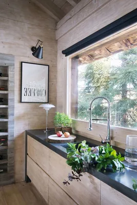 Красивый дизайн кухни вдоль окна в частном доме | Деревянные дома,  Интерьер, Дачные интерьеры