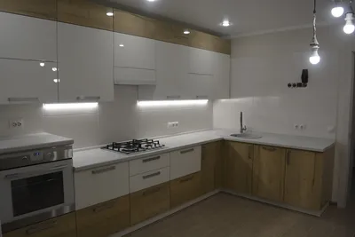 Современная большая светлая угловая кухня из пластика с антресолью \"Модель  701\" в Тюмени - цены, фото и описание.