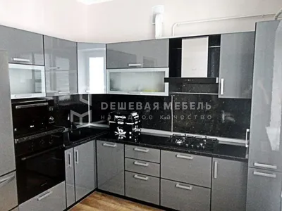 Кухонный гарнитур с фасадами из глянцевого пластика серого цвета