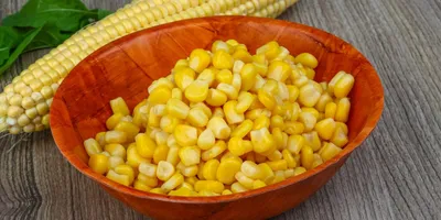 Зерна кукурузы на белом фоне: идеальный вариант фото