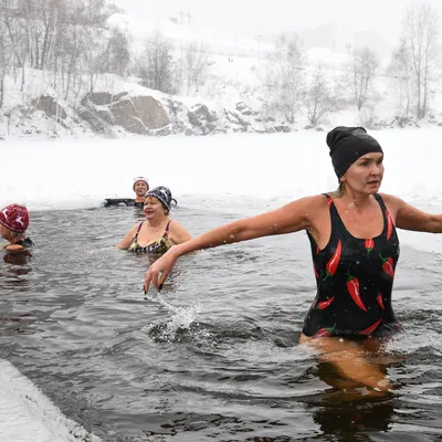 А вы часто зимой купаетесь в проруби? В Сибири в городе Иркутске это  регулярно делают многие иркутяне. | vedmedik007 | Дзен