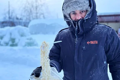 Видео. Купание в ледяной воде на \"Полюсе холода\" | Euronews