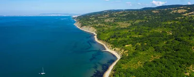 Вид с дрона на пляж черного моря в елените популярный летний курорт в  болгарии | Премиум Фото
