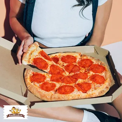 Кусок пиццы Pepperoni на белой предпосылке Стоковое Изображение -  изображение насчитывающей соус, цвет: 143372441