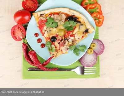Кусок пиццы с рукколой на белом фоне :: Стоковая фотография :: Pixel-Shot  Studio