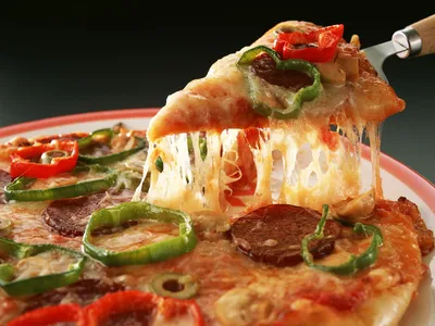 кусок пиццы на белом фоне стоковое фото. изображение насчитывающей свеже -  227051550