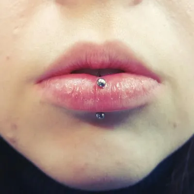 Прокол лабрет для губы в Москве | Студия пирсинга «Piercing.Wiki»