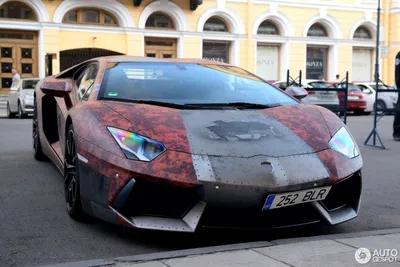 Обои на рабочий стол Зеленая Lamborghini / Ламборджини стоит на дороге,  обои для рабочего стола, скачать обои, обои бесплатно