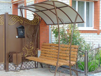 Трехместная кованая скамейка с навесом КС-029: купить в Москве, фото, цены