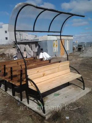 Скамейка на металлическом каркасе с крышей С-153 — купить в компании Авен  для детской площадки или дачи