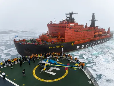 Крупнейший ледокол «50 лет Победы» провел первое в этом году судно на «Ямал  СПГ» | PRO-ARCTIC