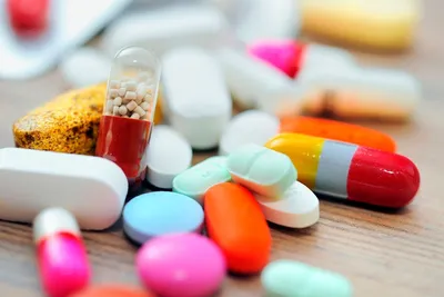 Лекарства, таблетки, градусник, лимон и варенье на деревянном столе  фотография Stock | Adobe Stock