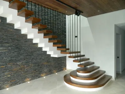 Отделка лестницы из бетона в частном доме в Санкт-Петербурге | Облицовка  монолитной бетонной лестницы камнем и деревом - цена