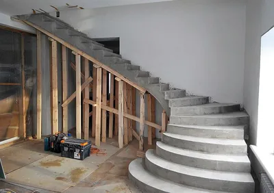 Обшивка деревом лестниц из бетона в частном доме
