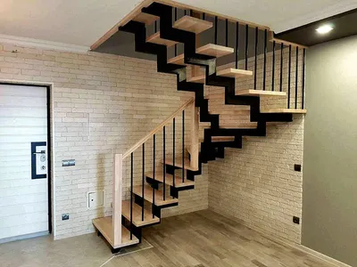Лестницы второго этажа. Готовые деревянные лестницы. Лестница из сосны.  Деревянные лестницы.