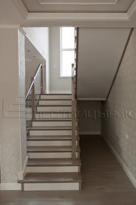 Деревянная лестница из ясеня между двух стен ЛС-1593 - купить в  Санкт-Петербурге, цена от 480000 руб.