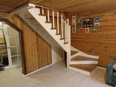 Деревянная лестница П-образная с поворотными ступенями на тетивах/косоурах  с ограждением и подступенками st-183