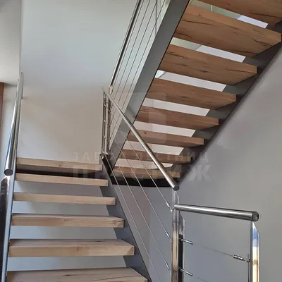 Деревянная лестница на тетивах в стиле кантри | YETI Лестницы
