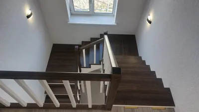 Деревянная лестница с площадкой, с поворотом 180°: на заказ в СПб