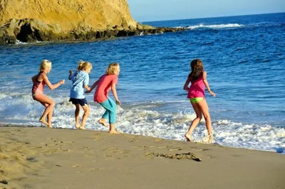 Скачать обои море, пляж, лето, дети, берег, девочка, раздел настроения в  разрешении 1366x768