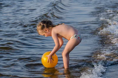 Лето море дикий пляж дети бегают ,…» — создано в Шедевруме