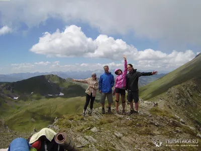 Красивый пейзаж лета в горах. Концепция отдыха в горах и времяпровождении  Стоковое Изображение - изображение насчитывающей день, выгон: 192127467