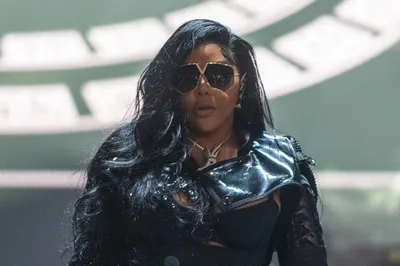 Lil Kim Drips Before Chicago Concert in Gucci With Silver Tipped Heels –  Footwear News