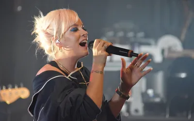 Lily Allen Looks So Different With New Blunt Blonde Bob