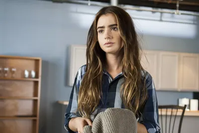 Lily Collins - Концертное агентство Booking Stars Ltd. букинг артистов -  райдер - контакты - цена выступления.