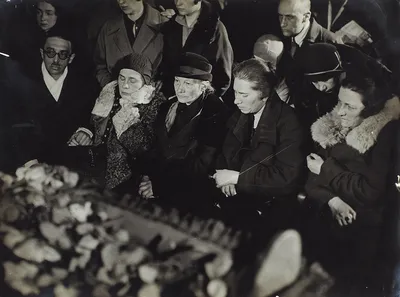Четыре фотографии: Похороны Маяковского (3) + Маяковский и Лиля Брик.  [1924, ... | Аукционы | Аукционный дом «Литфонд»