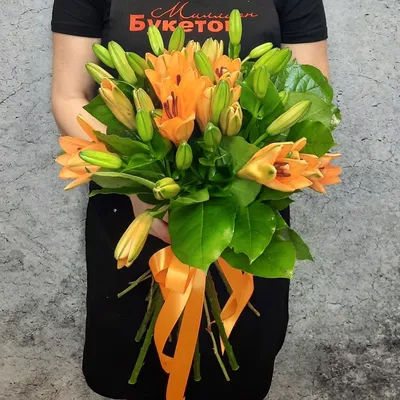 21 оранжевая лилия с зеленью купить с доставкой в Москве | Заказать букет  цветов недорого