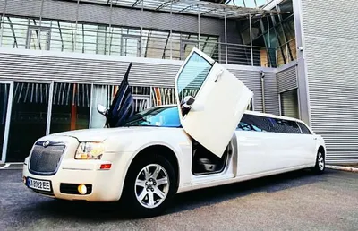 Аренда лимузина Крайслер (Chrysler 300С) белого цвета, 10 местный, 10  метровый.