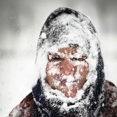 Фото лица, покрытого снегом: зимняя фантазия