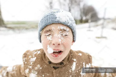 Изображение лица в снегу: сэтиментальная зимняя история