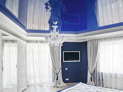 белый матовый натяжной потолок в комнате с люстрой