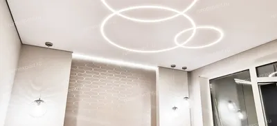 Точечные светильники на натяжном потолке на кухне