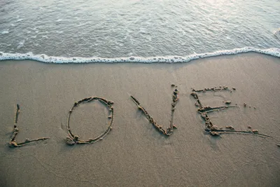 How Do You Know You Love Someone? 27 Signs You're Falling in Love,  According to Therapists | Glamour
