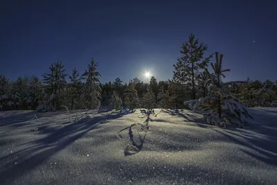Полная луна, поднимающаяся над зимой долиной, покрытая свежим снегом  Стоковое Фото - изображение насчитывающей рождество, тропка: 161344504