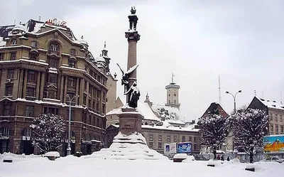 Львов Зимой С Людьми На Вокзале И Зимней Снежной Погодой С Троллейбусами —  стоковые фотографии и другие картинки Автомобиль - iStock