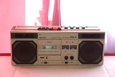 Портативный кассетный магнитофон ''Весна-205-1''.