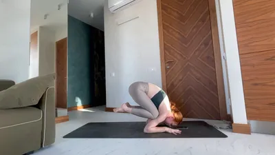 Наши будни Пинча Маюрасана. «Поза хвоста павлина». Пинча Маюрасана — одна  из основных перевернутых поз йоги. В этой позе хорошо… | Instagram