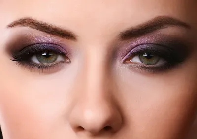 Фиолетовый макияж тени для век с серебряными драгоценными камнями Стоковое  Изображение - изображение насчитывающей ложно, губы: 186346669
