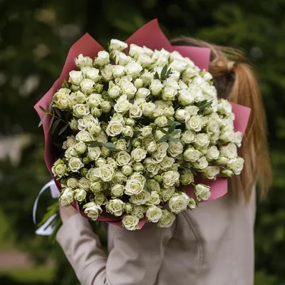 Букет из 51 белой кустовой розы с эвкалиптом, Цветы и подарки Владивосток,  Приморский край, Россия, купить по цене 28200 RUB, Авторские букеты в  Ameliya с доставкой | Flowwow
