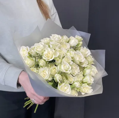 Купить 17 белых кустовых роз по доступной цене с доставкой в Москве и  области в интернет-магазине Город Букетов