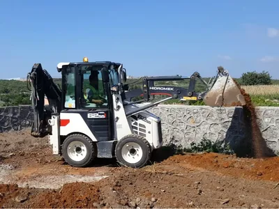 Арендовать мини-экскаватор Komatsu PC45R в Санкт-Петербурге по цене от  14000 рублей за смену