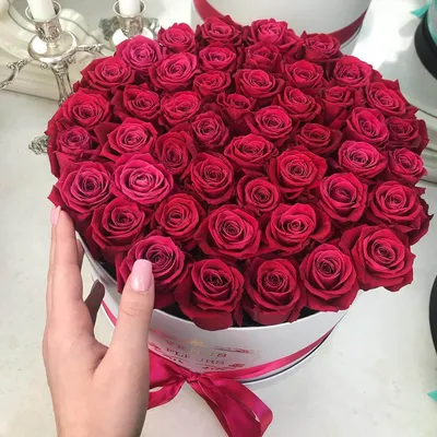 Малиновые розы в коробке от 9 шт. за 4 090 руб. | Бесплатная доставка  цветов по Москве