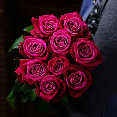 Малиновые розы в корзине от 51 шт. за 10 790 руб. | Бесплатная доставка  цветов по Москве